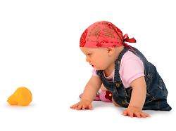 baby mit quietscheentchen baby with rubber duck