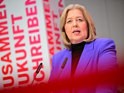 baerbel bas vorsitzende der spd spricht waehrend der jahresauftaktklausur des spd parteivorstands unter dem motto zusammen zukunft schreiben im willy brandt haus