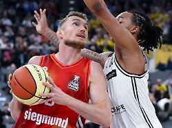 basketball maenner bbl pokal final four halbfinale fc bayern muenchen bamberg baskets sap garden niels giffey l bayern muenchen und austin matthew crowley bamberg baskets kaempfen um den ball