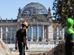 bauarbeiter arbeiten vor dem reichstagsgebaeude