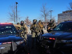 beamte der us einwanderungsbehoerde ice sind waehrend einer demonstration vor dem bishop henry whipple federal building im einsatz 1