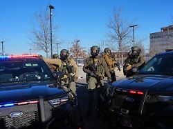 beamte der us einwanderungsbehoerde ice sind waehrend einer demonstration vor dem bishop henry whipple federal building im einsatz