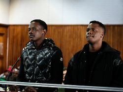 bellarmine chatunga mugabe l sohn des ehemaligen simbabwischen praesidenten robert mugabe und tobias mugabe matonhodze erscheinen vor dem alexandra magistrates court in johannesburg