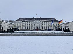 berlin deutschland blick auf das eingeschneite schloss bellevue