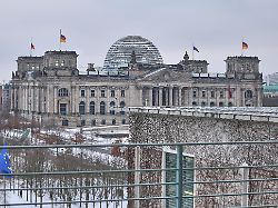 berlin deutschland bundeskanzleramt besuch des rumaenischen ministerpraesidenten blick vom kanzleramt auf das reichstagsgebaeude