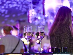 besser nicht unbeaufsichtigt stehen lassen getraenke in einem nachtclub zu dpa gefahr im glas problem k o