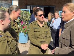 bestmoegliche qualitaet das bild aus einem video zeigt bundestagspraesidentin julia kloeckner r mit israelischen soldatinnen vor ihrem besuch im gazastreifen