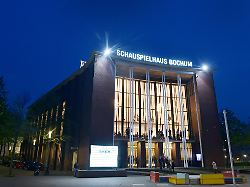 besucher stehen waehrend einer pause vor dem haupteingang des schauspielhauses bochum an der koenigsallee