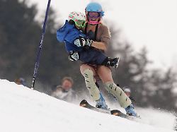 bildnummer 09288114 datum 29 12 2011 copyright imago panoramic sarah schleper usa im minikleid und mit sohn lasse ski slalom lienz 29 12