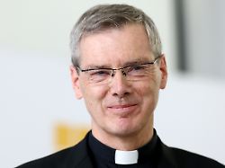 bischof heiner wilmer neuer vorsitzender der deutschen bischofskonferenz spricht bei einer pressekonferenz nach seiner wahl