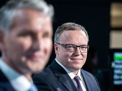 bjoern hoecke afd l und mario voigt cdu r spitzenkandidaten fuer die landtagswahl in thueringen stehen beim tv duell bei welt tv 3
