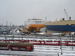 blick auf das blg auto terminal bremerhaven atg das statistische bundesamt veroeffentlicht am 06 02 2026 die zahlen zu exporten im dezember und gesamtjahr 2025