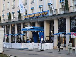 blick auf den haupteingang des hotel bayerischer hof in muenchen waehrend der sicherheitskonferenz blick auf den haupteingang des hotel bayerischer hof in muenchen waehrend der sicherheitskonferenz