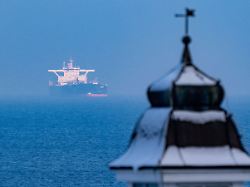 blick auf den tanker eventin vor der kueste der insel ruegen der oeltanker ist vor einem jahr vor ruegen havariert