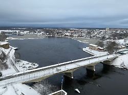 blick auf die grenzbruecke von der estnischen stadt narva nach russland