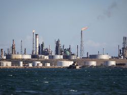 blick auf die raffinerie amuay