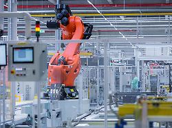 blick in die neue produktionshalle fuer batteriesysteme der firma skoda auto der autobauer skoda investiert 205 millionen euro in eine neue fabrikhalle