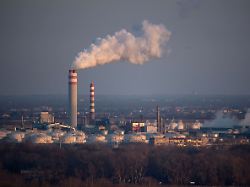blick von einer plattform des aussichtsturms ufo der bruecke des slowakischen nationalaufstandes auf eine erdoelraffinerie der slovnaft