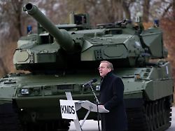 boris pistorius spd verteidigungsminister nimmt am roll out des leopard 2a8 und der panzerhaubitze 2000 des ruestungskonzerns knds teil im hintergrund steht ein leopard 2a8