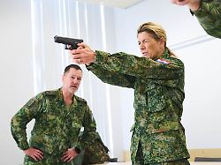 breda 4 februari 2026 koenigin maxima krijgt militaire training op de kma in breda