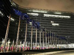 bruessel belgien eu fahnen vor der europaeische kommission