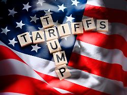 buchstaben auf us fahne und trump portraet bilden die schriftzuege trump und tariffs trump zoelle fotomontage nur redaktionelle nutzung