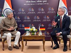 bundesdigitalminister karsten wildberger cdu r und sein indischer amtskollege ashwini vaishnaw treffen sich beim ki gipfel und vereinbaren eine staerkere kooperation beim thema kuenstliche intelligenz