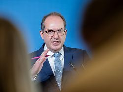 bundesinnenminister alexander dobrindt csu will abgelehnte asylbewerber in sogenannte return hubs abschieben koennen