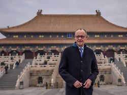 bundeskanzler friedrich merz cdu besucht die verbotene stadt im zentrum der chinesischen hauptadt peking waehrend seiner ersten reise als kanzler durch china
