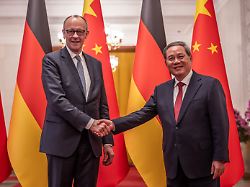 bundeskanzler friedrich merz cdu l wird von li qiang ministerpraesident von china mit militaerischen ehren in der grossen halle des volkes begruesst merz besucht erstmals als bundeskanzler china