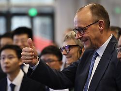 bundeskanzler friedrich merz besucht den hauptsitz von unitree robotics waehrend seines offiziellen besuchs in hangzhou