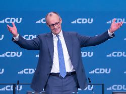 bundeskanzler friedrich merz laesst sich mit applaus nach seiner rede feiern