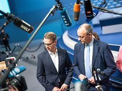 bundeskanzler friedrich merz rechts mit dem cdu generalsekretaer carsten linnemann waehrend der besichtigung der messehalle
