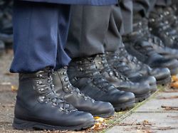 bundeswehrsoldaten beim feierlichen geloebnis anlaesslich 70 jahre bundeswehr in berlin 12 11 2025