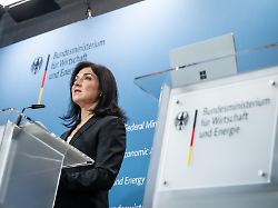 bundeswirtschaftsministerin katherina reiche bei der uebergabe des oecd berichts im bundeswirtschaftsministerium