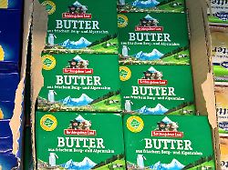 butter ist ein meist aus dem rahm von milch hergestelltes streichfett ueberwiegend wird butter aus kuhmilch hergestellt abbildung butter von weihenstephan goldsteig und der molkerei berchtesgadener land