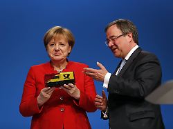 cdu bundesparteitag am dienstag 06 12 2016 in essen mit armin laschet und cdu parteivorsitzenden und bundeskanzlerin angela merkel