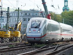 cntv bahnsanierung brueckenarbeiten arbeiter der db bahn arbeiten mit schutzkleidung bei laufenden bahnverkehr ice mit bagger krahn an neuen gleisen verlegen brueckenteile schienen und betonschwellen