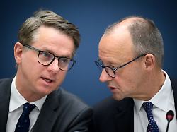 carsten linnemann l cdu generalsekretaer und bundeskanzler friedrich merz cdu sitzen zu beginn der sitzung des bundesvorstands der cdu deutschlands im konrad adenauer haus