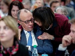 charlotte merz und bundeskanzler friedrich merz cdu parteivorsitzender warten beim cdu bundesparteitag bei der wahl des bundesvorsitzendenauf das ergebnis die cdu waehlt ihre fuehrungsgremien neu