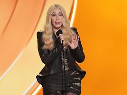 cher nimmt den preis fuer ihr lebenswerk waehrend der 68 jaehrlichen grammy awards entgegen