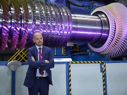 christian bruch vorstandsvorsitzender siemens energy steht beim besuch der bundeswirtschaftsministerin in seiner fabrik vor einem rotor einer gasturbine