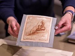 christie s old master drawings spezialistin giada damen haelt die zeichnung eines fusses von michelangelo in den haenden