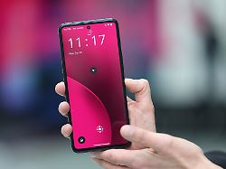 claudia nemat technik vorstaendin der deutsche telekom zeigt das neue ki phone der deutschen telekom