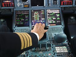 cockpit hand des piloten am schubhebel throttle box pilot langstreckenmaschine vom typ airbus a380 der lufthansa landet am 12 04 2023 erstmals wieder in muenchen auf dem franz josef strauss flughafen