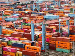 container werden am container terminal altenwerder cta der hamburger hafen und logistik ag hhla gelagert und verladen