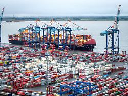 containerschiffe liegen im hafen aufnahme mit einer drohne zoelle erschweren und verteuern den handel die konjunktur lahmt doch das geschaeft deutscher schifffahrtsunternehmen zeigt sich krisenfest