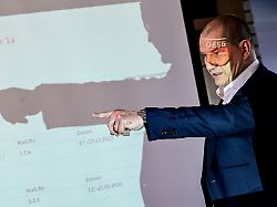 desg praesident matthias grosse spricht bei einer pressekonferenz der deutschen eisschnelllauf und shorttrack gemeinschaft desg zu medienberichten um unregelmaessigkeiten im verband 1