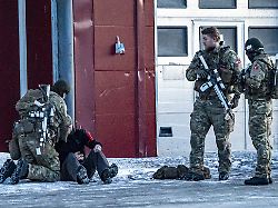 daenische soldaten fuehren eine militaeruebung im hafen von nuuk durch