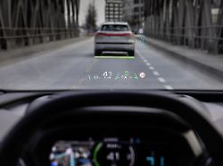 das head up display zeigt haeufig mehr als rein die geschwindigkeit an